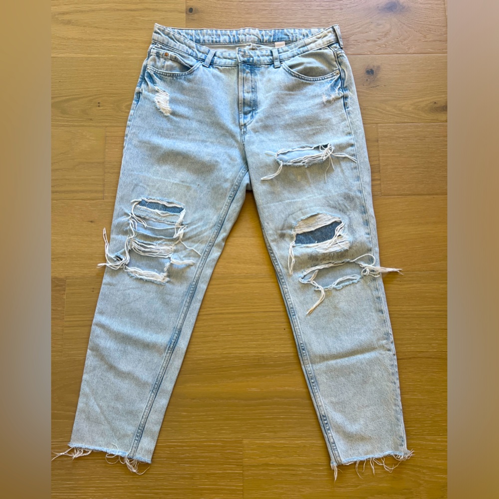 Relaxed and stylish oversized jeans.